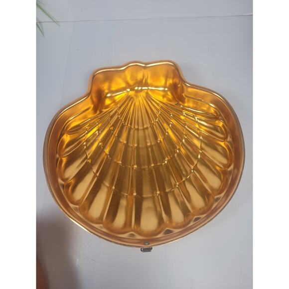 3 Vintage Gelatin Molds, Cake Pans, Copper Tone Star Shell Ring - Picture 7 of 7